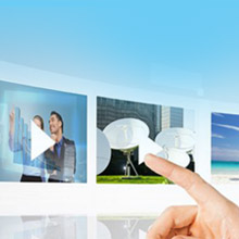 あらゆる人々の生活のシーンを表現した動画を指さしている画像