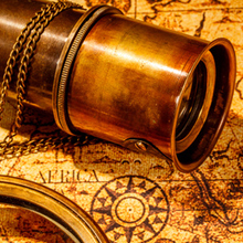 古い地図と望遠鏡の画像